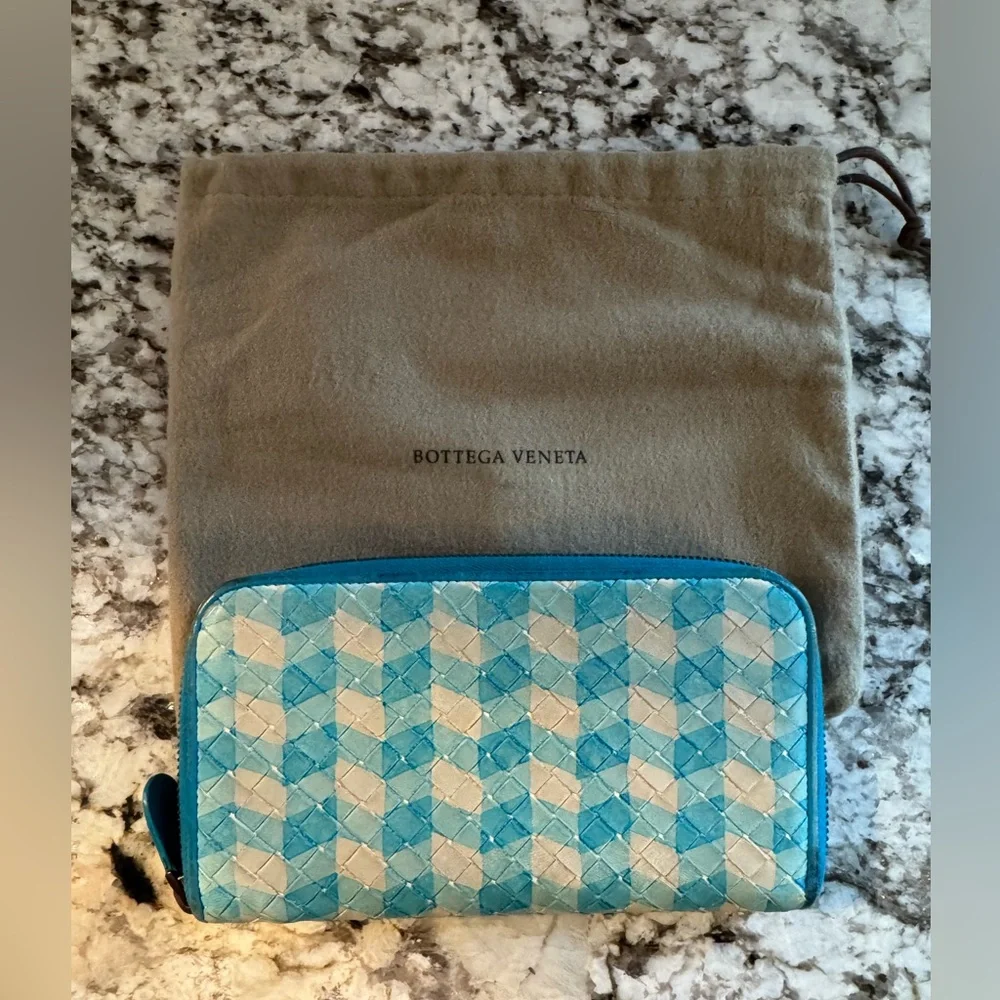 PRICED2SELL🔥Bottega Veneta Intrecciato Turquoise and Beige Leather Wallet*RARE*